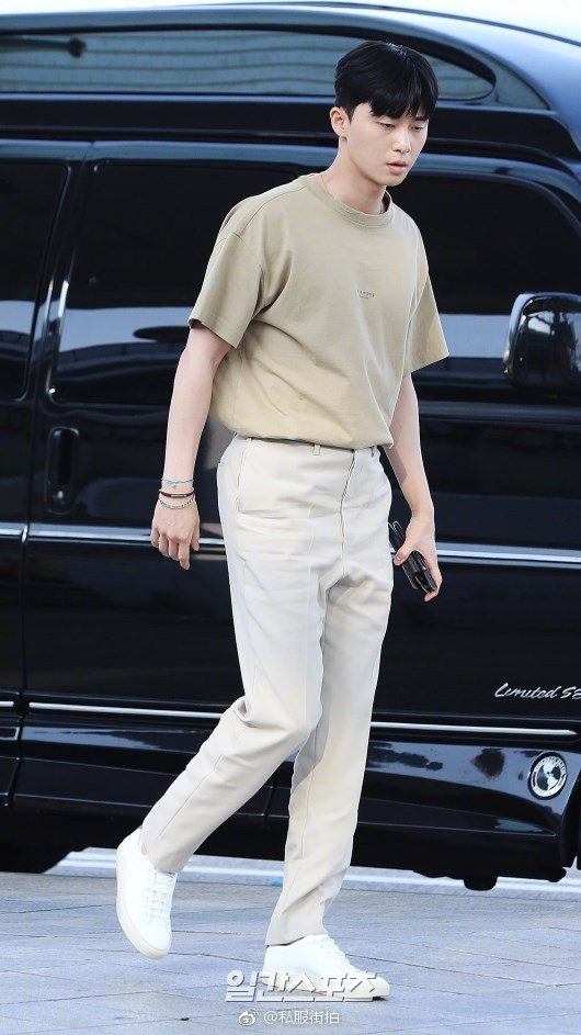 韩国男明星帅哥朴叙俊随金秘书剧组褒奖休假前 3