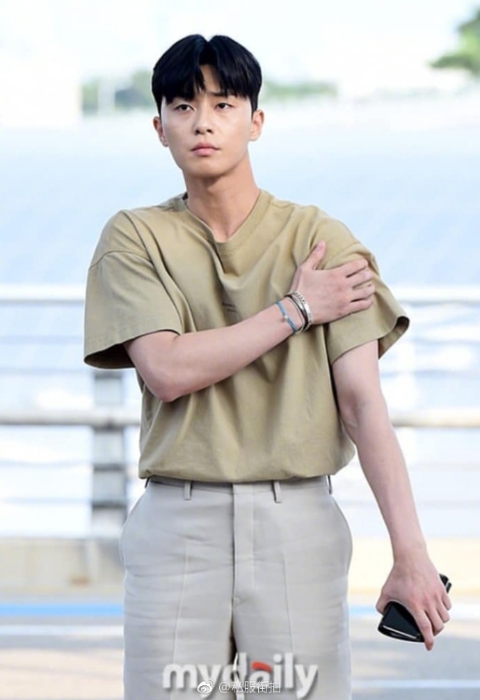 韩国男明星帅哥朴叙俊随金秘书剧组褒奖休假前 5
