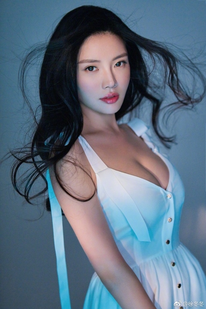 性感女星大嫂徐冬冬晒撩人性感写真穿深v吊带裙 5