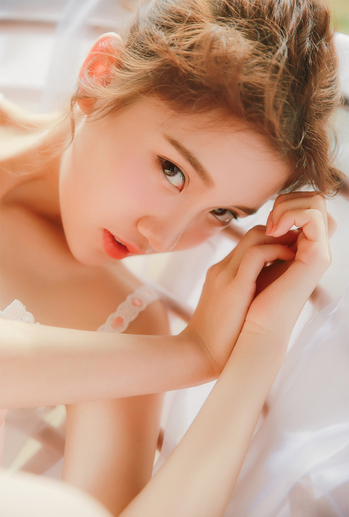 清纯美女嫩模白丝长腿娇羞性感居家写真 ​​​ 2