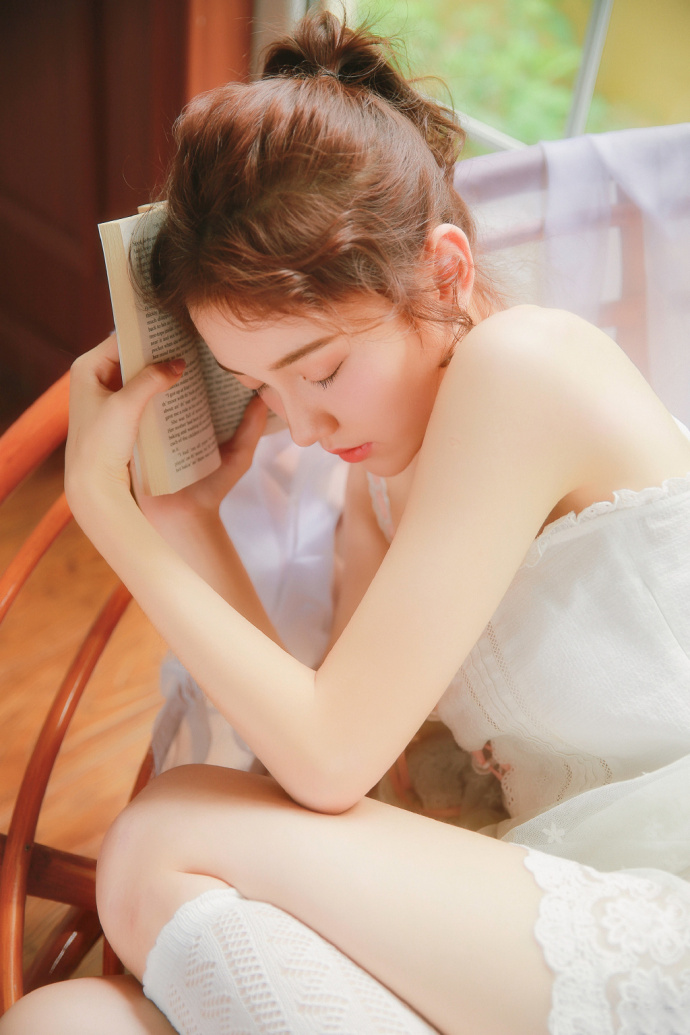 清纯美女嫩模白丝长腿娇羞性感居家写真 ​​​ 3