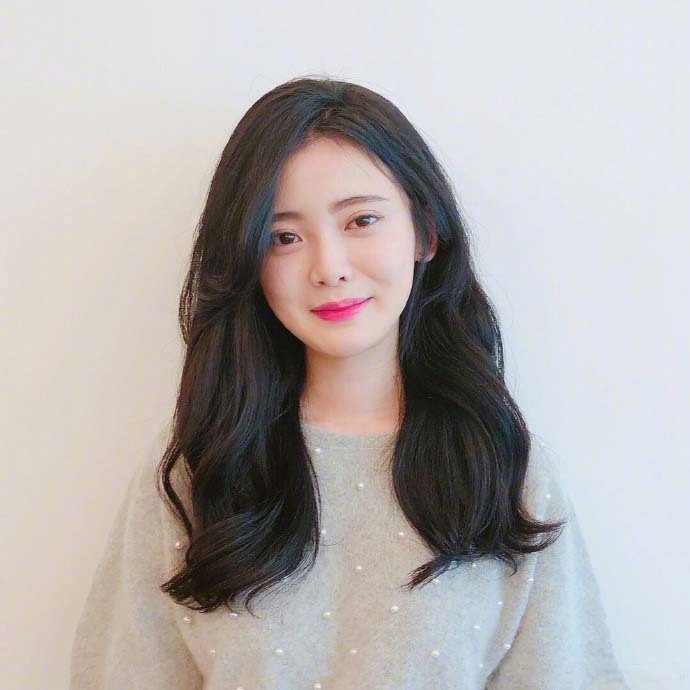 深色系长卷发美女自拍图片