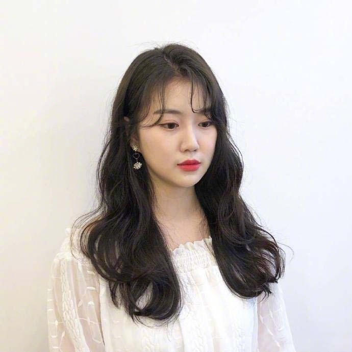 深色系长卷发美女自拍图片 2