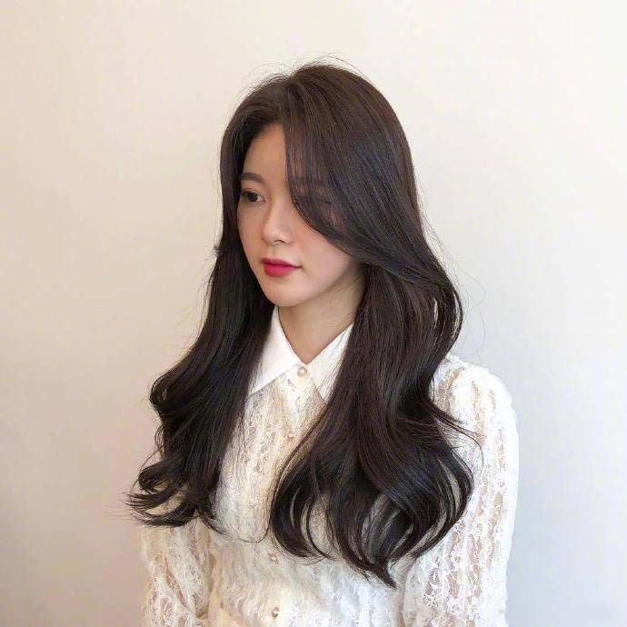 深色系长卷发美女自拍图片 4
