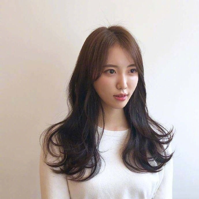 深色系长卷发美女自拍图片 5