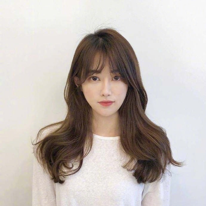 深色系长卷发美女自拍图片 6