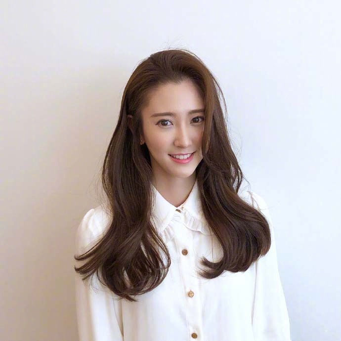 深色系长卷发美女自拍图片 7
