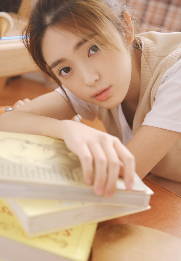 清纯美女短裤丝袜私房撩人极品写真 5