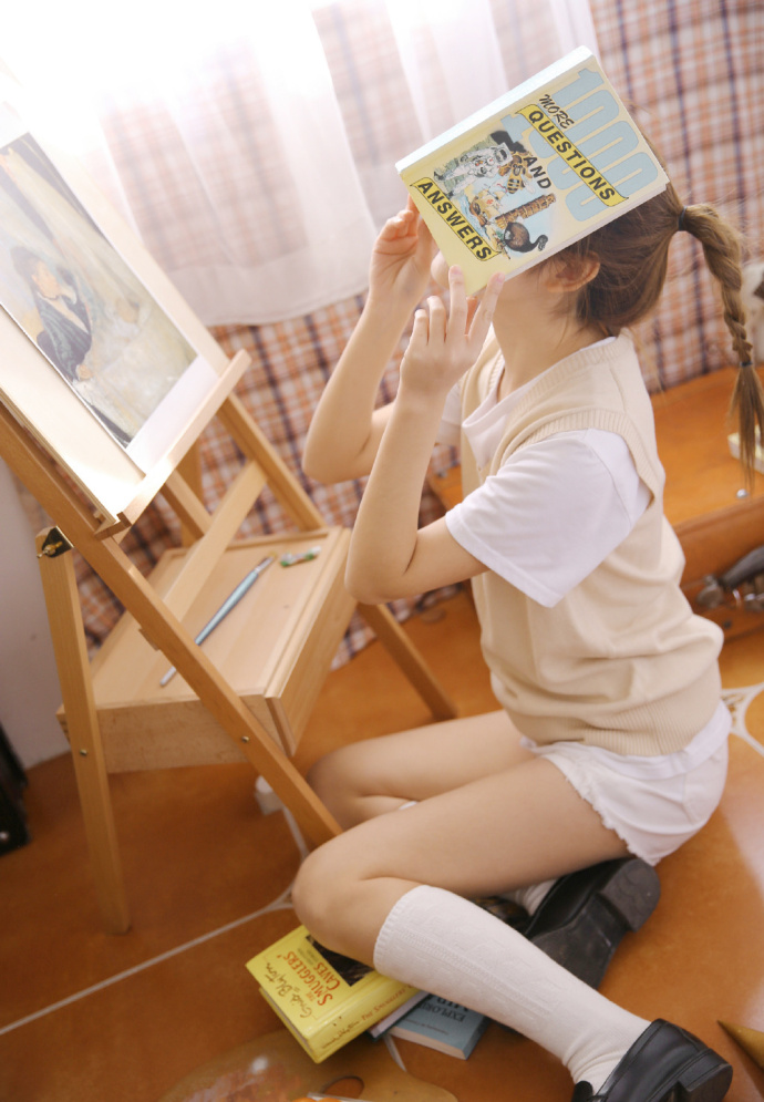 清纯美女短裤丝袜私房撩人极品写真 9