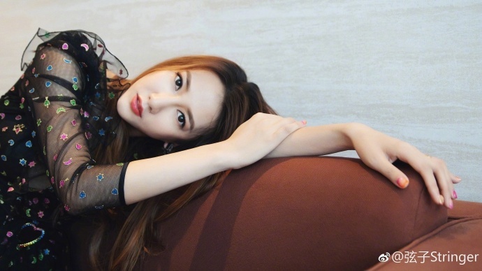 弦子图片_广西美女明星弦子黑色薄纱裙大秀长腿 2