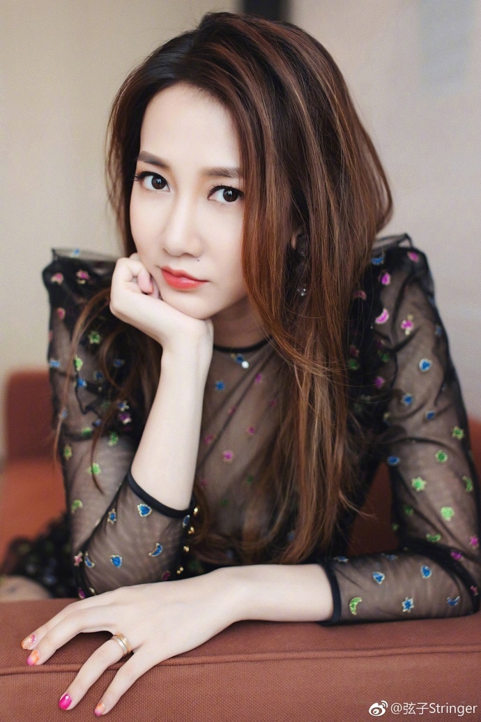 弦子图片_广西美女明星弦子黑色薄纱裙大秀长腿 4