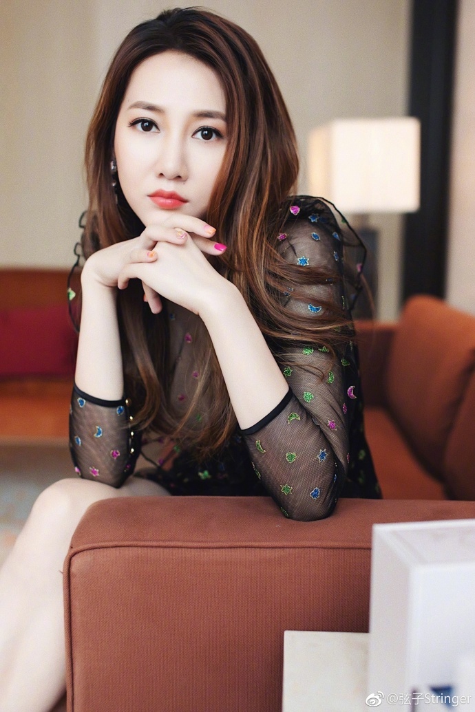 弦子图片_广西美女明星弦子黑色薄纱裙大秀长腿 6