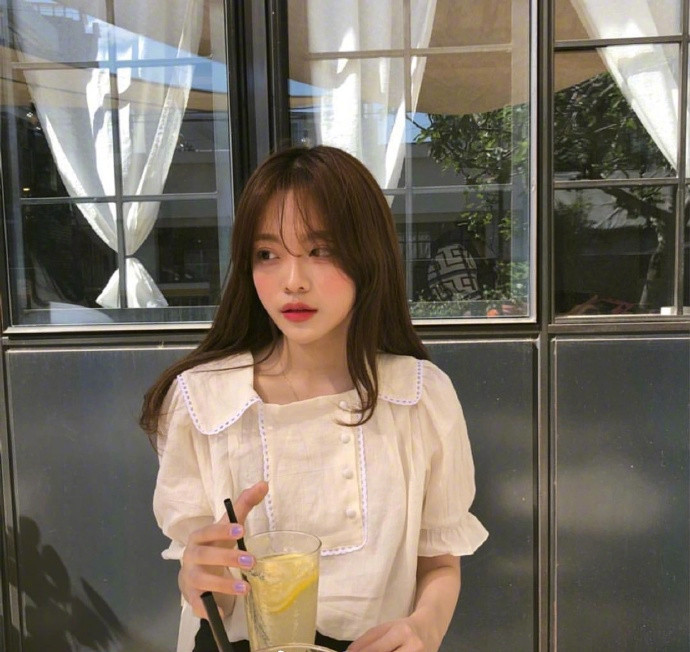 超级显白的亚麻色系发色的可爱小姐姐图片 4