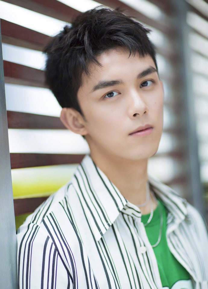 吴磊图片_小鲜肉吴磊清新绿T混搭活力写真 9