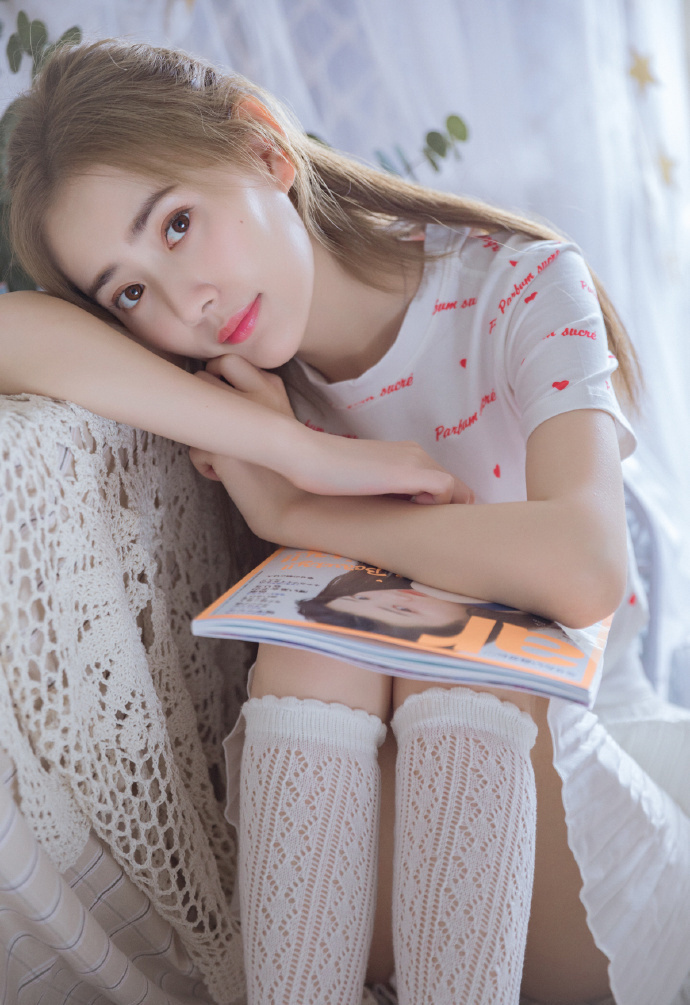 极品性感美女丝袜美腿私房写真 4