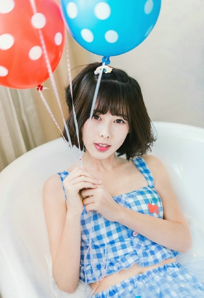 蛋卷头清纯小美女浴缸甜美写真 3