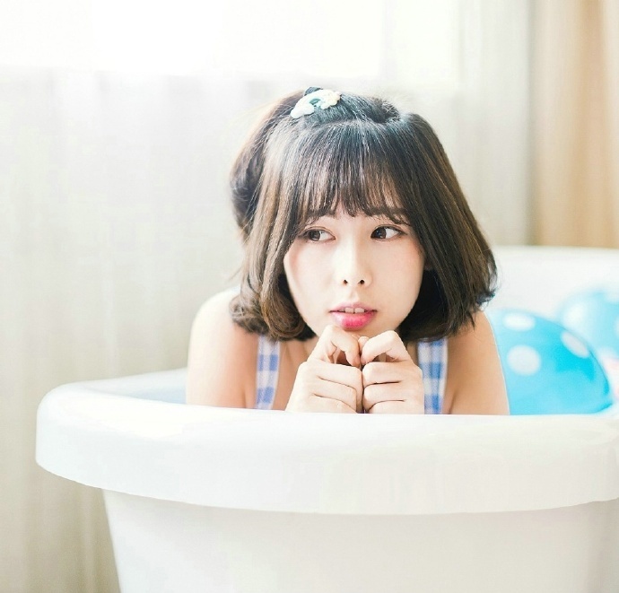 蛋卷头清纯小美女浴缸甜美写真 5