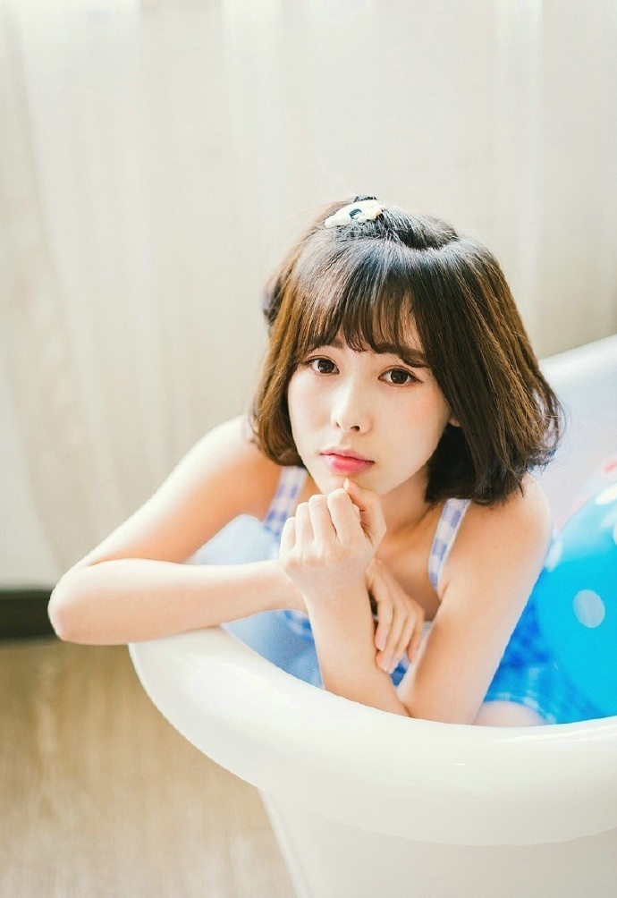 蛋卷头清纯小美女浴缸甜美写真 6