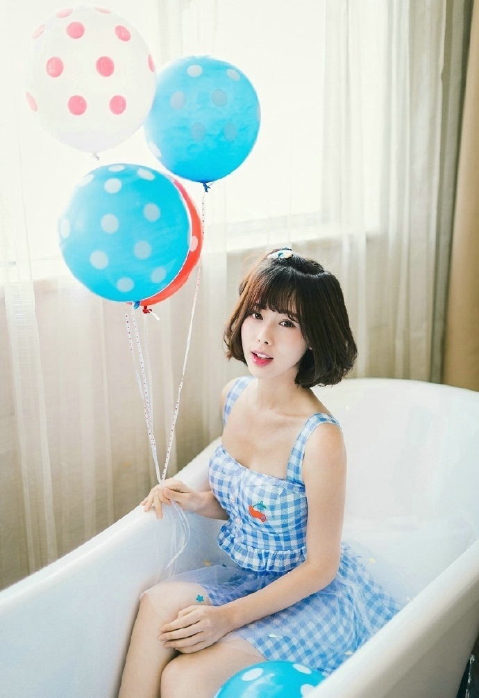 蛋卷头清纯小美女浴缸甜美写真 7