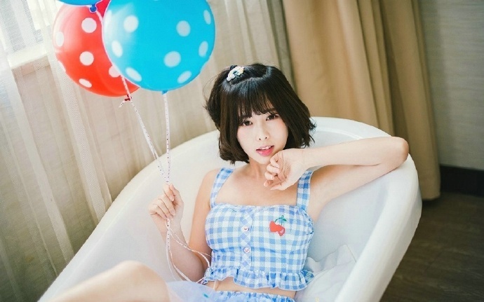 蛋卷头清纯小美女浴缸甜美写真 9