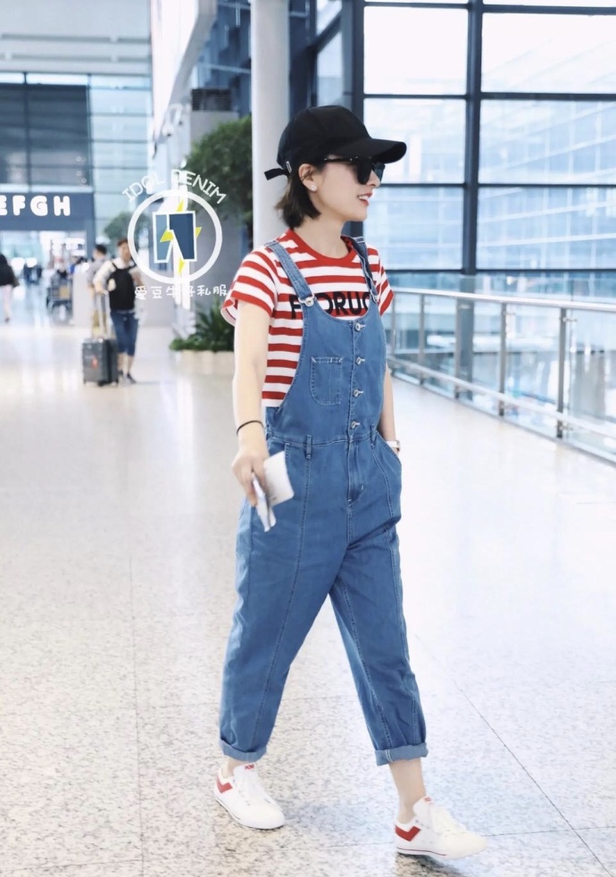 吴昕图片_东北美女明星吴昕条纹T恤搭配牛仔背带 3