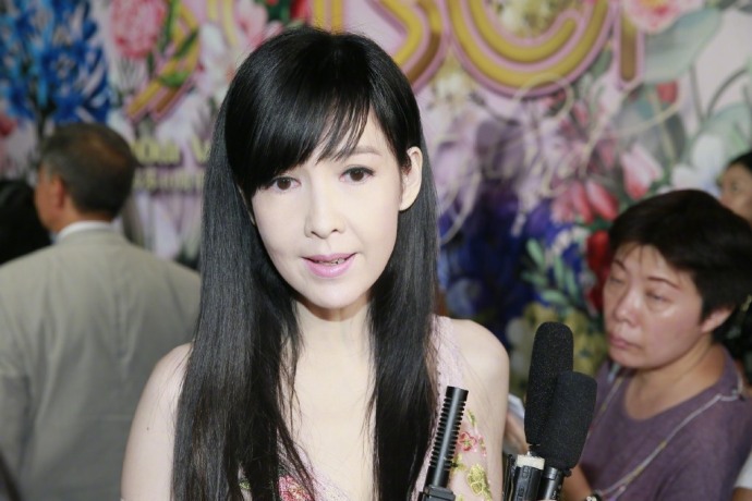 周慧敏图片_香港美女明星周慧敏一袭碎花长裙出 8