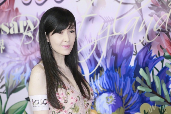 周慧敏图片_香港美女明星周慧敏一袭碎花长裙出 9