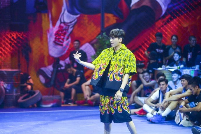 四川男明星帅哥李易峰Prada 2018秋冬套装亮相这就 2
