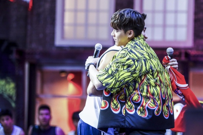 四川男明星帅哥李易峰Prada 2018秋冬套装亮相这就 3
