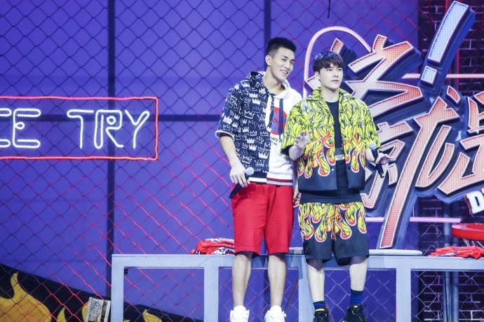 四川男明星帅哥李易峰Prada 2018秋冬套装亮相这就 5