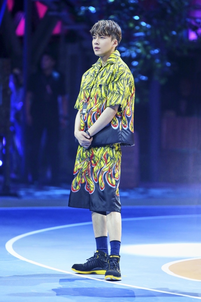 四川男明星帅哥李易峰Prada 2018秋冬套装亮相这就 6