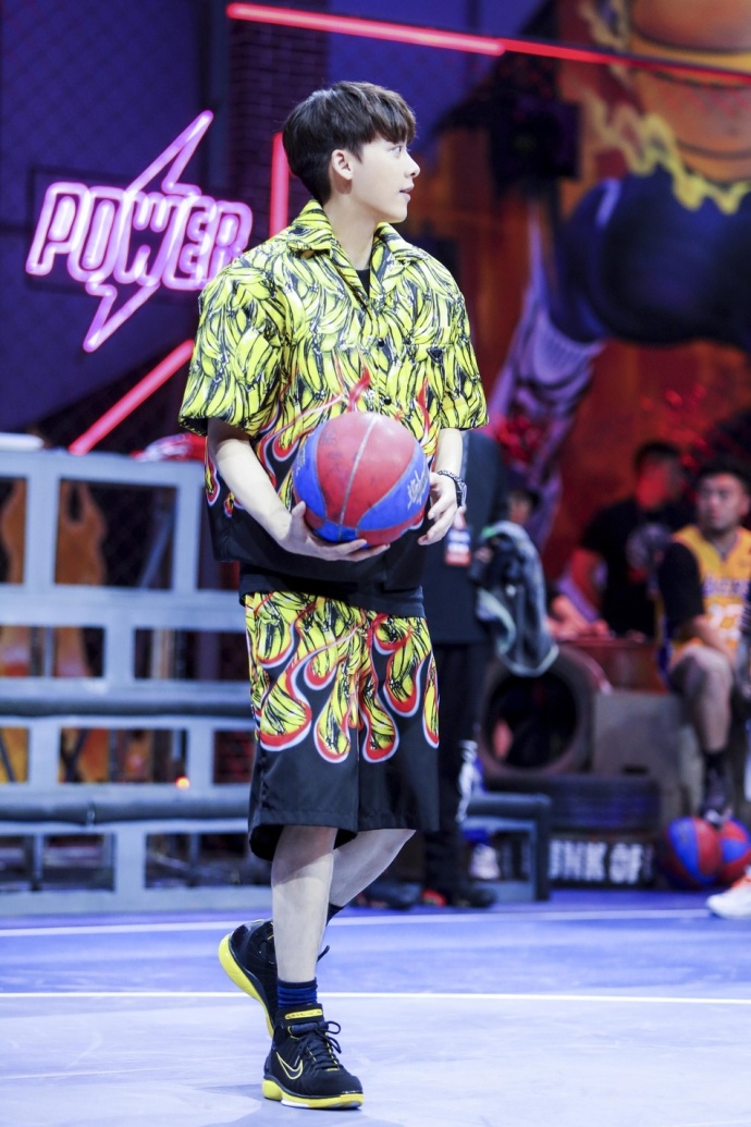 四川男明星帅哥李易峰Prada 2018秋冬套装亮相这就 8