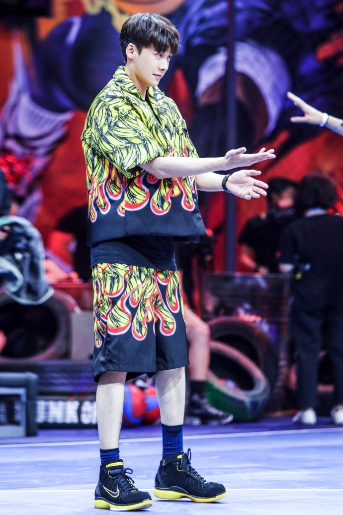 四川男明星帅哥李易峰Prada 2018秋冬套装亮相这就 9