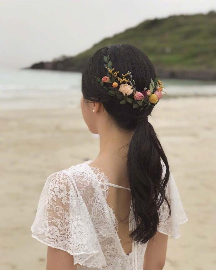 以花朵为装饰的新娘发型仙气十足 4