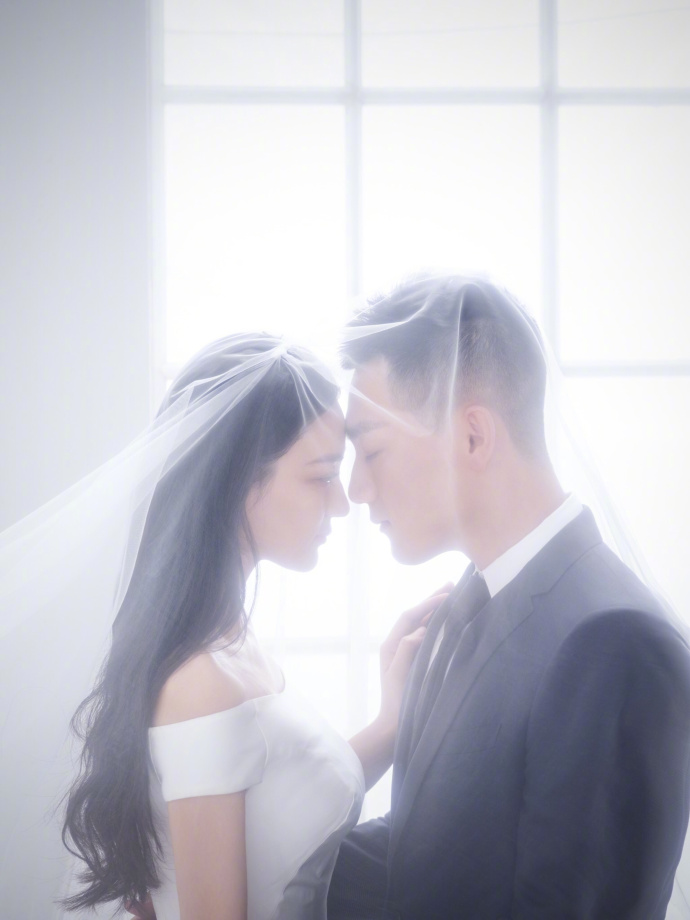 大眼美女明星张馨予何捷婚纱图片 2