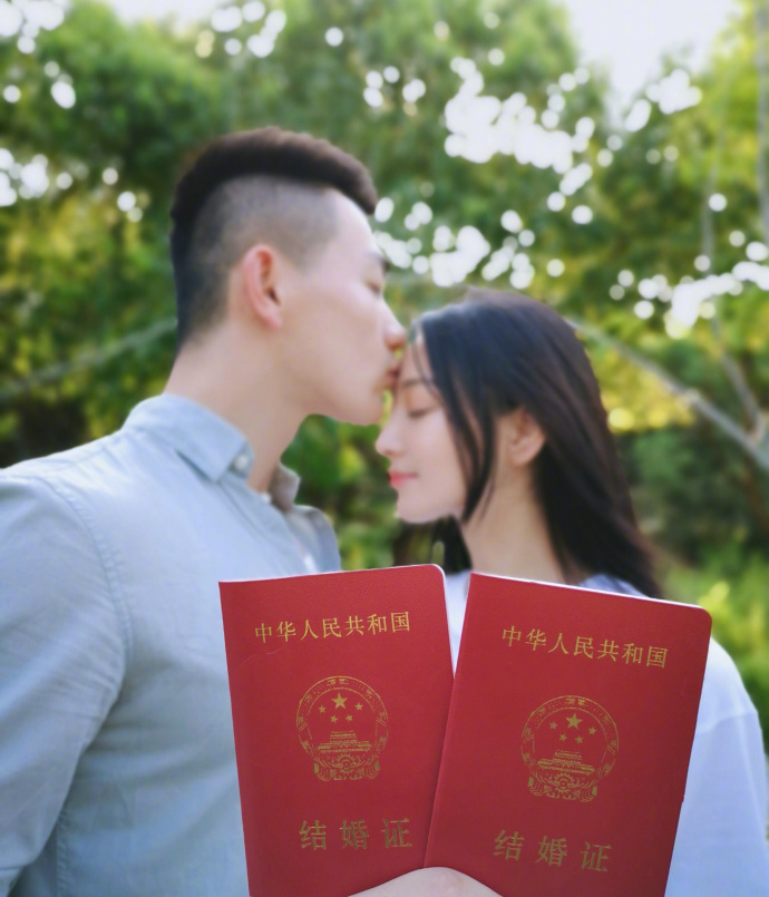 大眼美女明星张馨予何捷婚纱图片 3