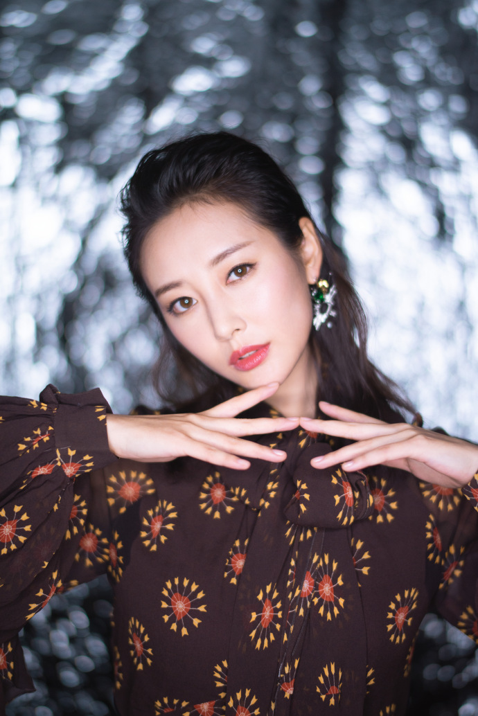 李纯图片_安徽美女明星李纯2018微博时尚V赏形象 3