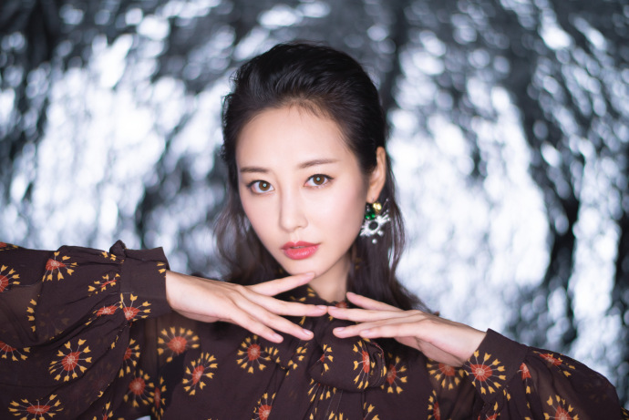 李纯图片_安徽美女明星李纯2018微博时尚V赏形象 4