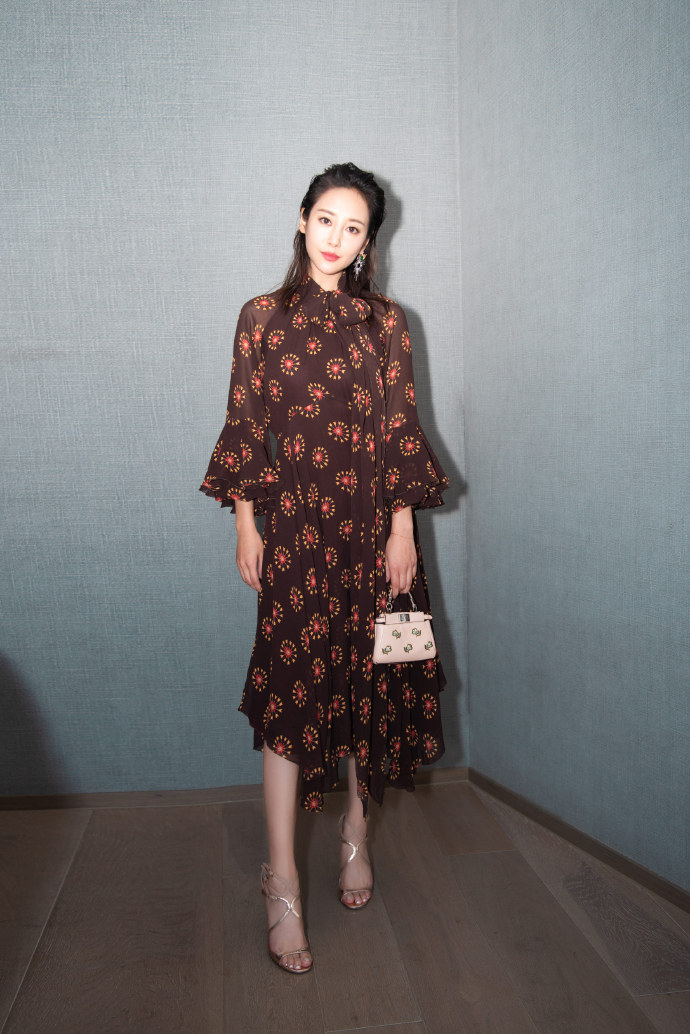 李纯图片_安徽美女明星李纯2018微博时尚V赏形象 7