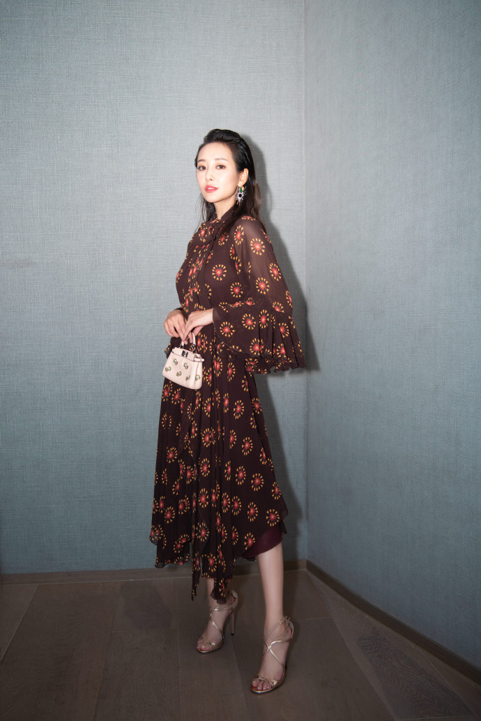 李纯图片_安徽美女明星李纯2018微博时尚V赏形象 8