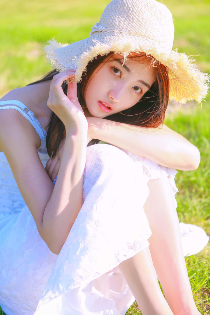 清新文艺美女性感吊带裙写真 3
