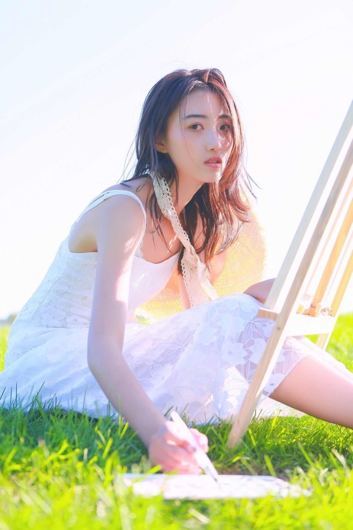 清新文艺美女性感吊带裙写真 4