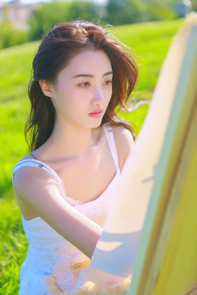清新文艺美女性感吊带裙写真 5