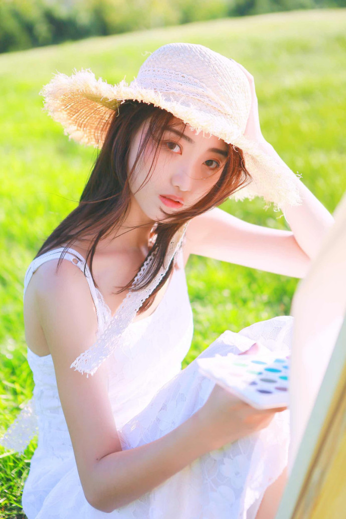 清新文艺美女性感吊带裙写真 7