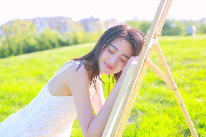 清新文艺美女性感吊带裙写真 8
