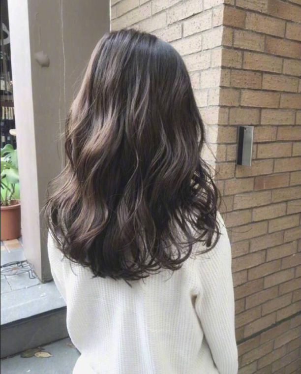 18款中长卷发发型图片_最流行女人味发型