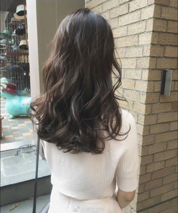 18款中长卷发发型图片_最流行女人味发型 2