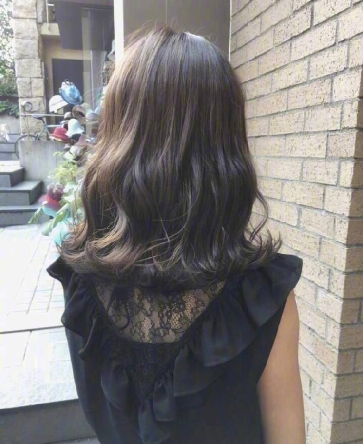 18款中长卷发发型图片_最流行女人味发型 9