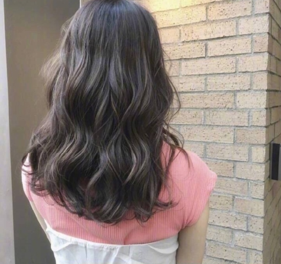 18款中长卷发发型图片_最流行女人味发型 11