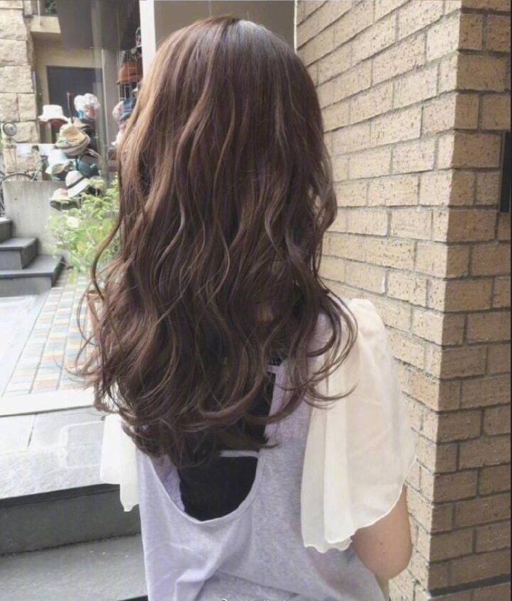 18款中长卷发发型图片_最流行女人味发型 14